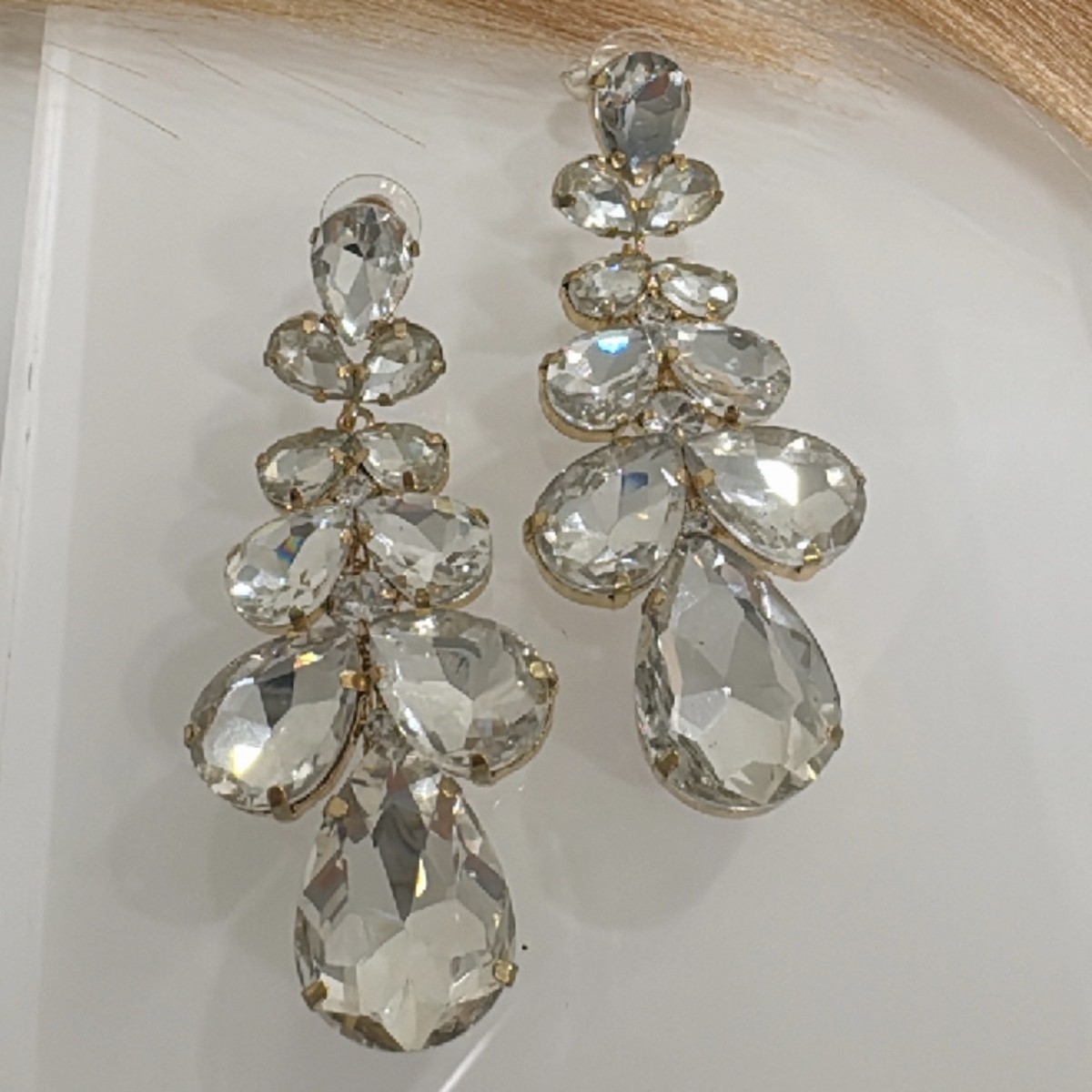 Κρεμαστά Σκουλαρίκια Με Διάφανα Κρύσταλλα Σε Σχήμα Δάκρυ